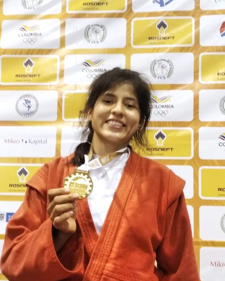 Martha Catalina Rodríguez Aguilar con medalla de oro de sambo, atleta formada en el Club de Judo ERA