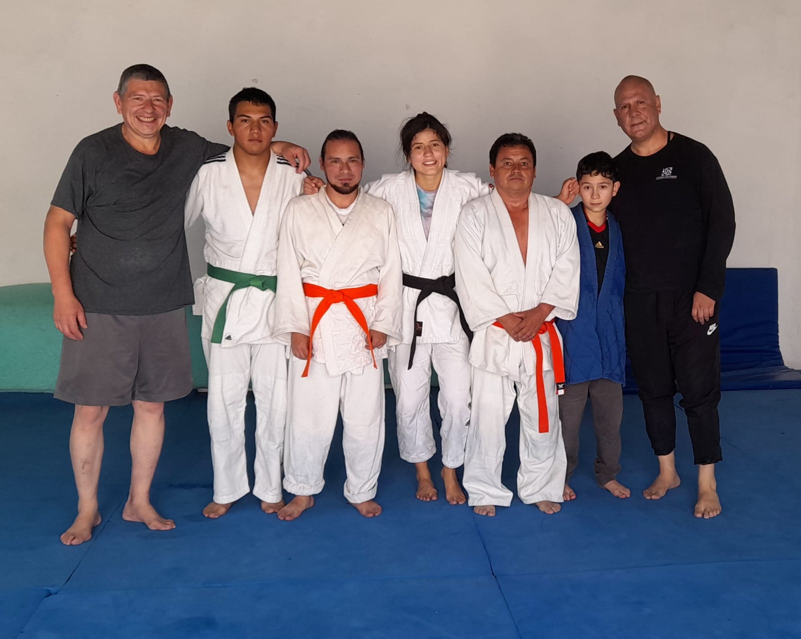 Grupo de jóvenes y adultos tras una clase de judo en el Club ERA, San Ángel Inn, CDMX