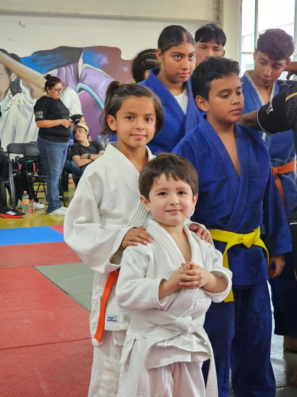 Alumnos del Club ERA con judogi blanco y azul en una competencia de judo en CDMX