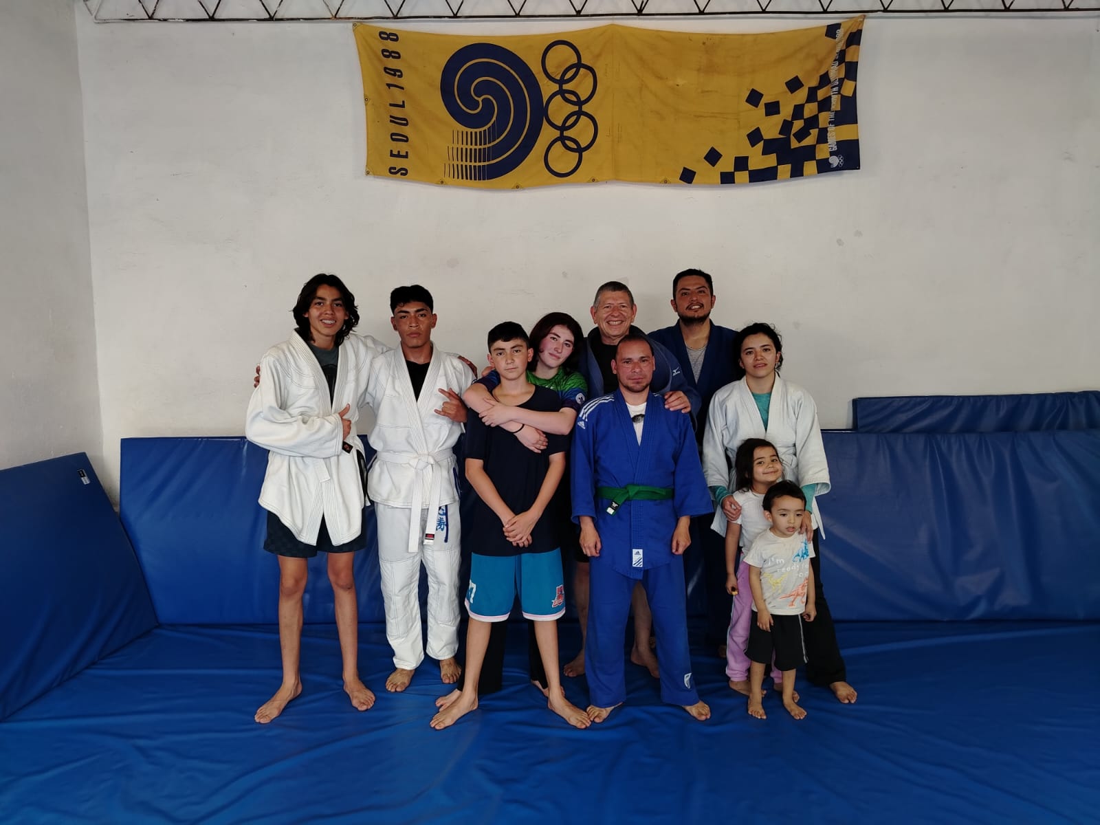 Grupo de alumnos y entrenadores del Club de Judo ERA en el dojo de San Ángel Inn, CDMX