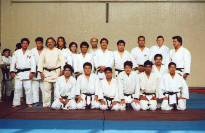 Fotografía histórica de judokas cinturón negro, parte de la trayectoria del Club de Judo ERA