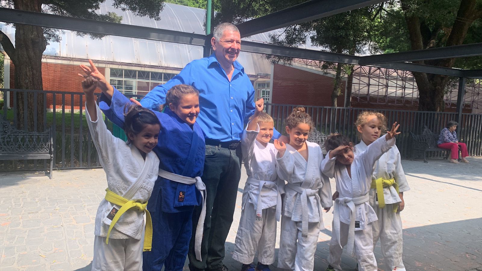 Niños del Club de Judo ERA festejando con los brazos en alto tras una competencia en CDMX