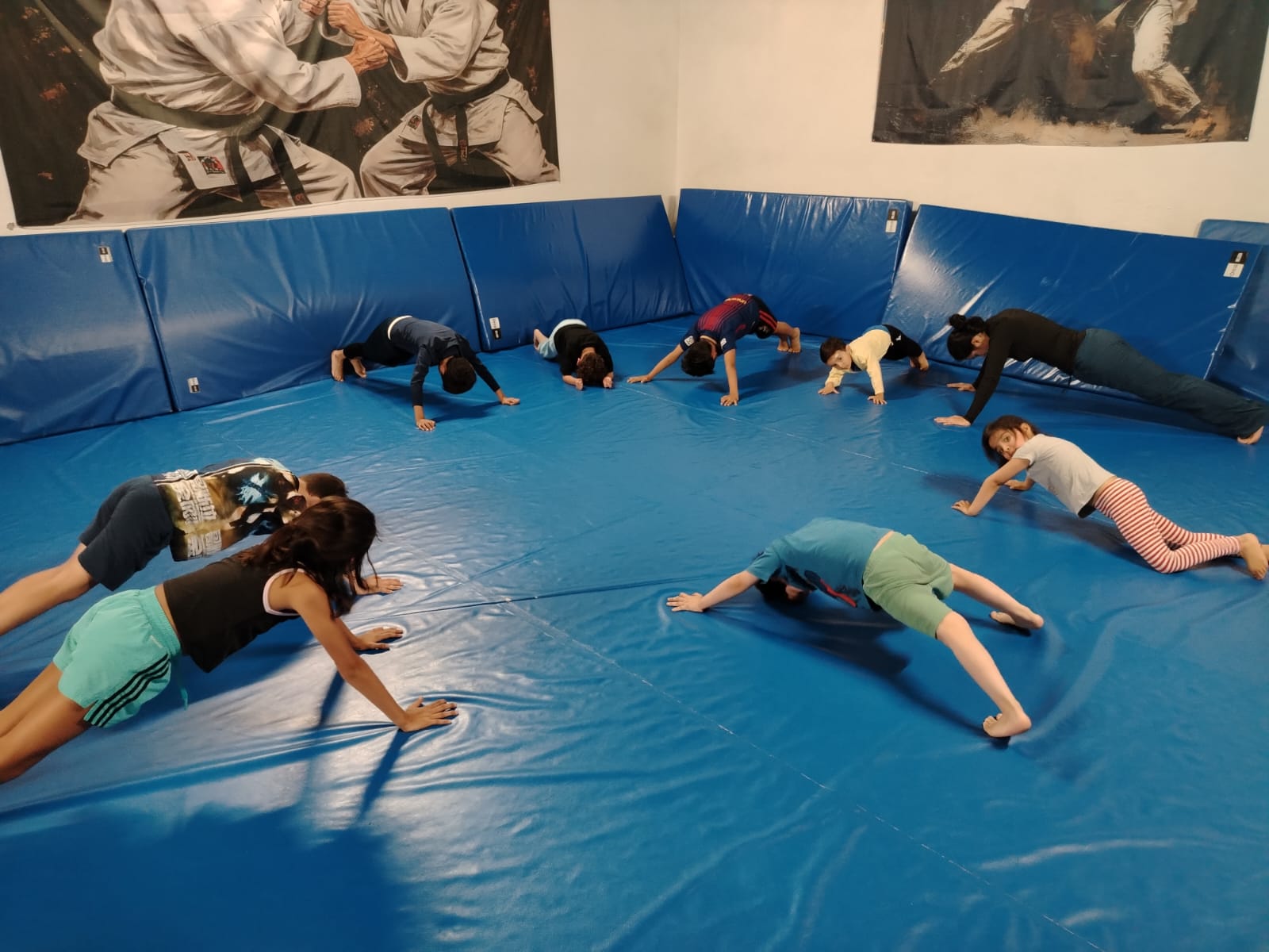 Desplazamientos de calentamiento sobre el tatami en clase de judo en el Club ERA CDMX