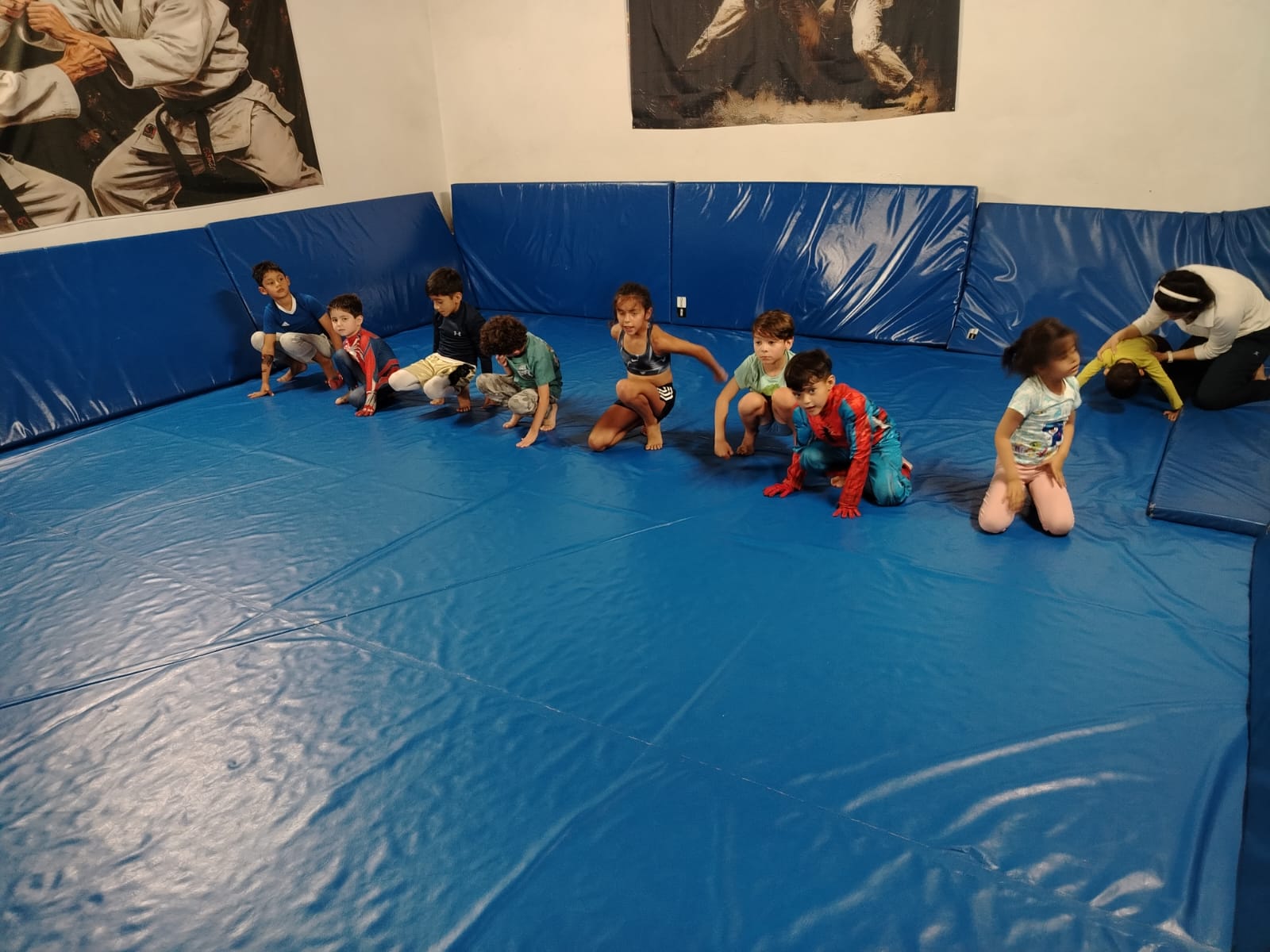 Niños en posición de salida listos para entrenar judo en el Club ERA CDMX